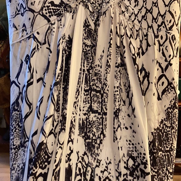 Apt. 9 unique black and white pattern top with embellishments M - Picture 10 of 14